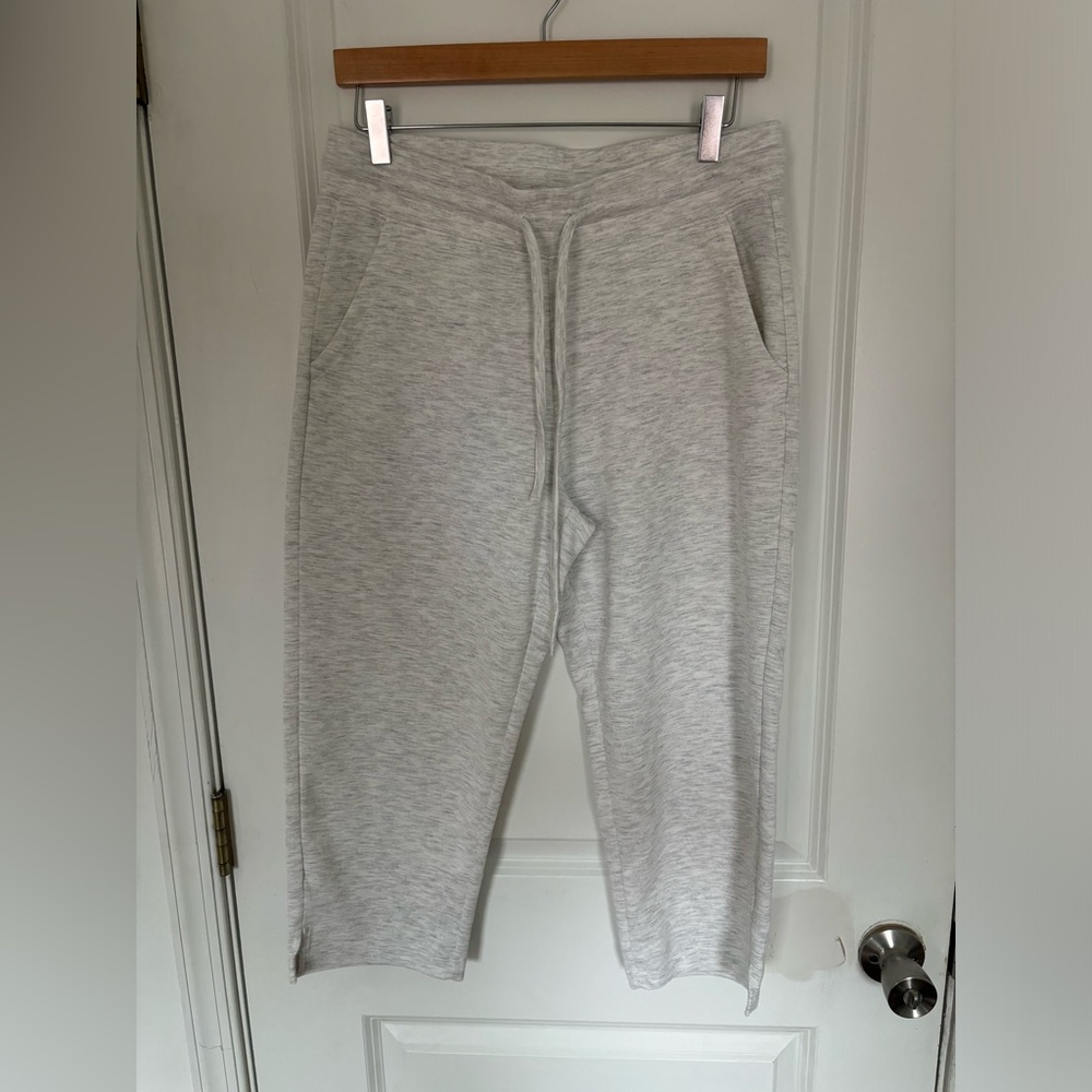 🎉 3/$15 32° Grey Capri Sweatpants M
